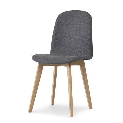 Stuhl / skandinavisches Design - EDGE  - PBJ Mobler ApS - für den Innenraum / Stoff / Gestell aus Eiche