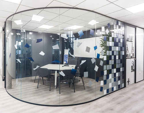 Festinstallierte Trennwand - Curved  - ABCD INTERNATIONAL - fugenlos / mit Glasfront / mit Doppelverglasung