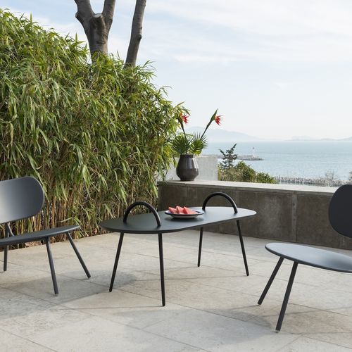 Moderner Couchtisch - swim - bibelo - aus lackiertem Metall / Gestell aus Metall / oval