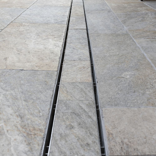 Abflussrinne / seitliche Schlitz - PAVTEC - MONSUN GmbH - galvanisiertem Stahlgitter / Edelstahlgitter / Fassaden