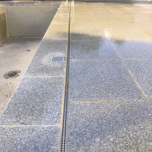 Schlitz-Abflussrinne - MONSUN GmbH - galvanisiertem Stahlgitter / Edelstahlgitter / für öffentliche Bereiche