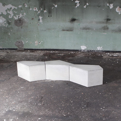 Moderner Beistelltisch - PENTAGON - Living Concrete Ltd - Glas / Beton / fünfeckig