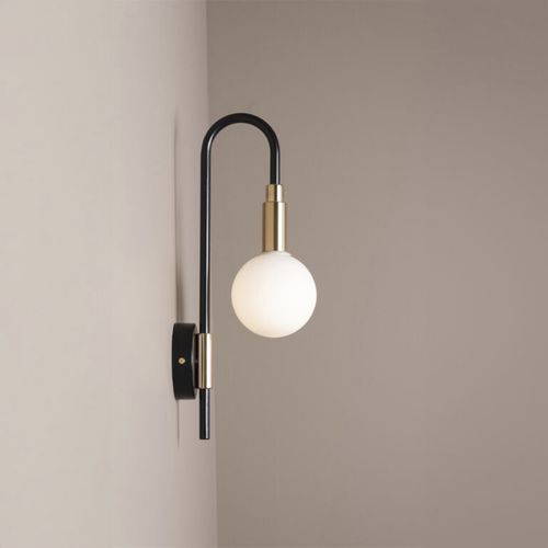 Moderne Wandleuchte - GLOBOS - Daniel Gallo - für den Innenraum / Messing / Opalglas