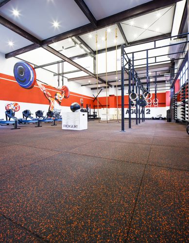 Sportboden für den Innenraum - IMPACT SOFT - TILES 1X1M - RECYCLED RUBBER - AUBICON - RUBBER FLOORING AND INSULATION MATS - Recyclinggummi / EPDM / für Mehrzweck-Sporthallen