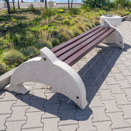 Bank für den öffentlichen Raum / originelles Design - DOLPHIN - Encho Enchev - ETE - Holz / Hochleistungsbeton / Faserbeton