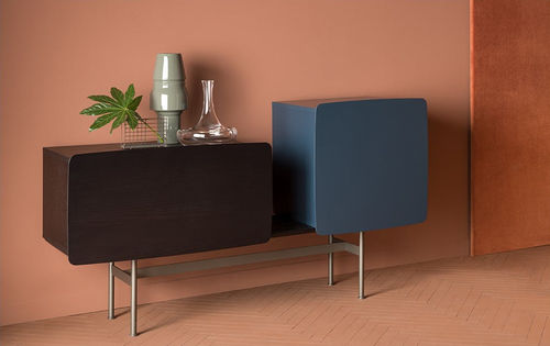 Sideboard mit hohen Beinen - YEE - SP01 design - modern / lackiertes Holz / Esche