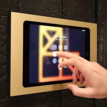 Wandmontierter iPad®-Ständer - Canvas - Lithoss - für Privatgebrauch / für Gewerbegebrauch / modern