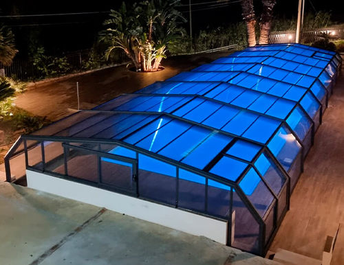 Niedrige Schwimmbadüberdachung - Itálica - COVERTTO - teleskopisch / Polycarbonat / motorisiert