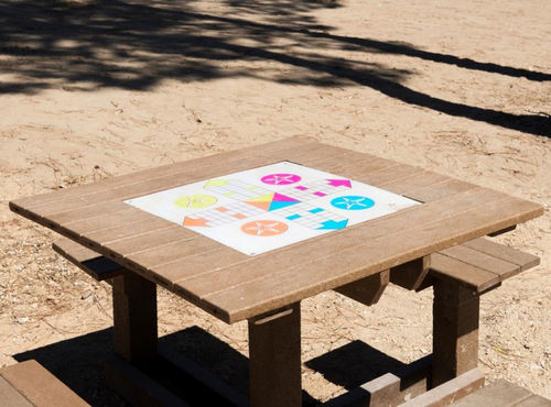 Spieltisch für Kinder / für Außenbereich - Sesimbra - Extruplas - modern / für Spielplätze / Recyclingkunststoff