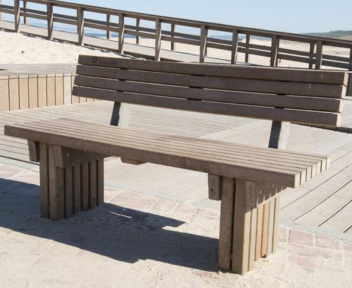 Moderne Bank für den öffentlichen Raum - Estremadura  - Extruplas - Recyclingkunststoff / mit Rückenlehne / ohne Armlehnen