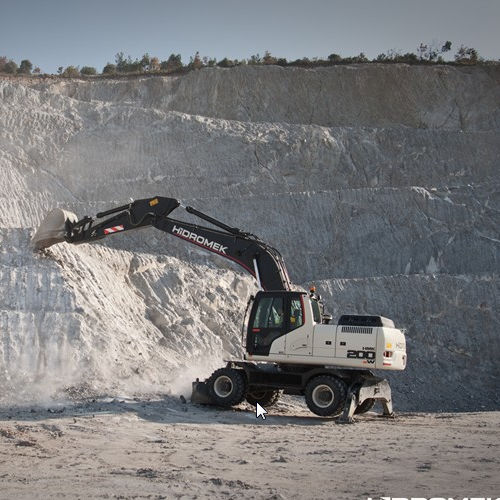 Bagger mit Gummireifen - HMK 200 W  - HIDROMEK - mit geringem Treibstoffverbrauch / drehbar / für Baustelle
