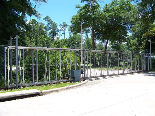 Schiebetor - FORTRESS BOX FRAME - Tymetal Corp - Aluminiumlegierung / Maschendraht / motorisiert