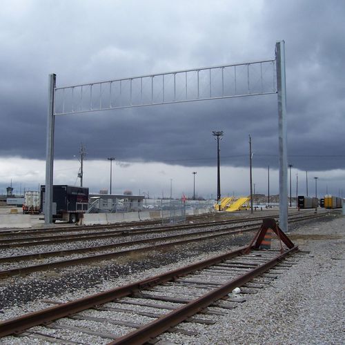 Vertikal schiebbares Tor - FORTRESS - Tymetal Corp - Aluminium / Maschendraht / motorisiert