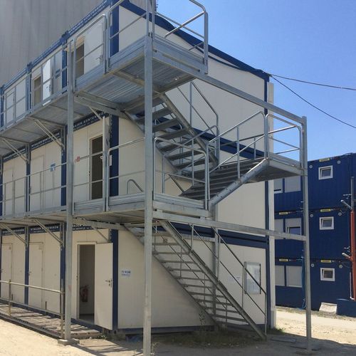 Gerade Treppe - CONTAINER  - TLC Sp. z o.o. - halbgewendelt / Metallstufen / mit Metallstruktur