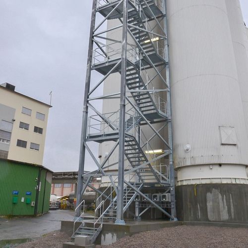 Halbgewendelte Treppe - TLC Sp. z o.o. - mit Gitterroststufen / mit Stahlstruktur / Industrie