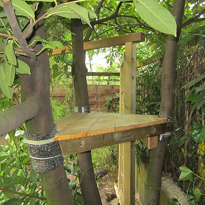 Spielhaus für Garten - TREE HOUSE WITH SWING - DE BREUYN
