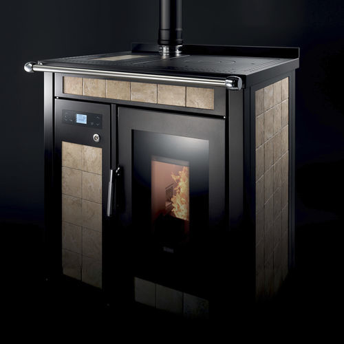 Wasserführender Kaminofen / Kochplatte - SMART 80 MAIOLICA - Klover - Pellet / 20 kW...50 kW / freistehend