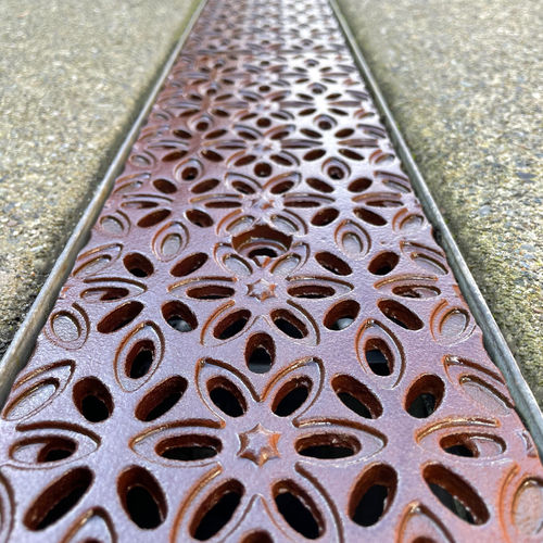 Eisen-Ablaufrost - ANISE - IRON AGE DESIGNS - für öffentliche Bereiche