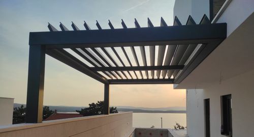 Selbsttragende Pergola - PRIME - BYART GROUP - Aluminium / mit orientierbaren Lamellen / maßgefertigt