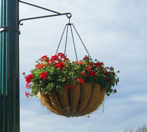 Blumenkastenhalter für öffentliche Bereiche - ONE-WAY SCROLL ARM - PLANTERS UNLIMITED