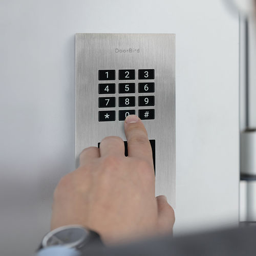Zentrales Zugangskontrollsystem / Zugangsfilterungen - 423872059 - DoorBird - IP / mit RFID-Leser / Unterputz