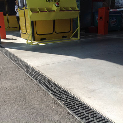Gitter-Abflussrinne - YT100-U20200 - Fujian Yete Industry Co.,Ltd. - Polymerbeton / galvanisiertem Stahlgitter / Gusseisengitter