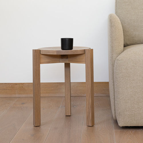 Moderner Hocker - Base  - Studio H&K B.V. - Eiche / Gestell aus Holz / mit 3 Beinen