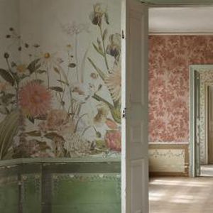 Moderne Tapete - DAHLIA - Mr Perswall - Blumenmotiv / Stoffoptik / mehrfarbig