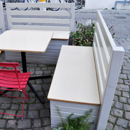 Moderne Bank für den öffentlichen Raum - VENUS - Monolite Ipergres - Holz / Laminat / mit Rückenlehne