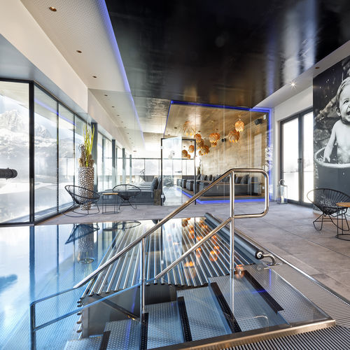 Überlaufschwimmbecken - HOTEL PENZINGHOF - BERNDORF METALL- UND BÄDERBAU GMBH - für Außenbereich / für den Innenraum / für Gewerbegebrauch