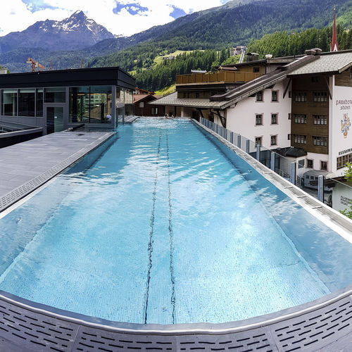 Überlaufschwimmbecken - LIFESTYLE HOTEL DIE BERGE - BERNDORF METALL- UND BÄDERBAU GMBH - für Außenbereich / für den Innenraum / für Gewerbegebrauch
