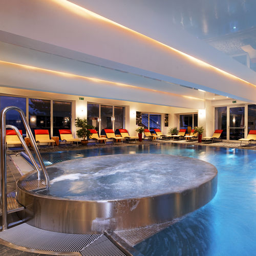 Überlaufschwimmbecken - WANDERHOTEL GASSER - BERNDORF METALL- UND BÄDERBAU GMBH - Hallen / für Außenbereich / für den Innenraum
