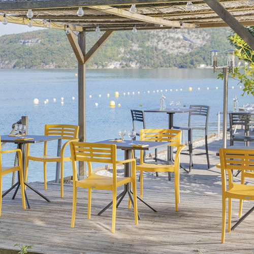 Moderner Bistrotisch - RAMATUELLE - GROSFILLEX - Stahl / lackierter Stahl / quadratisch