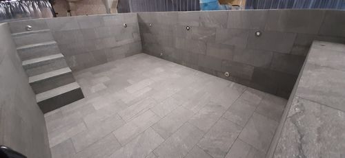 Platten-Schwimmbecken - 5 M x 3 M - Tilestone Pools one piece tiled pools - einteilig / Fertigbau / für Außenbereich
