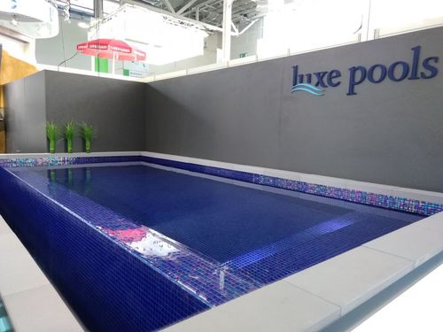 Maßgefertigtes Schwimmbecken - TRADE DISPLAY - Tilestone Pools one piece tiled pools - Fertigbau / für Außenbereich / erdverlegt