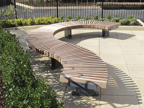 Moderne Bank für den öffentlichen Raum - RAILROAD EDGE - Furnitubes - Iroko / mit Rückenlehne / modular