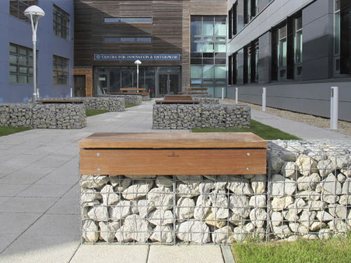 Moderne Bank für den öffentlichen Raum - LAPA - Furnitubes - Iroko / galvanisiertem Stahl / doppelseitig