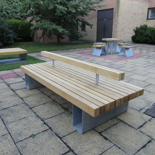 Moderne Bank für den öffentlichen Raum - AMBLESIDE PODIUM - LOGIC STREET & PARK FURNITURE - Laubholz / galvanisiertem Stahl / mit Rückenlehne