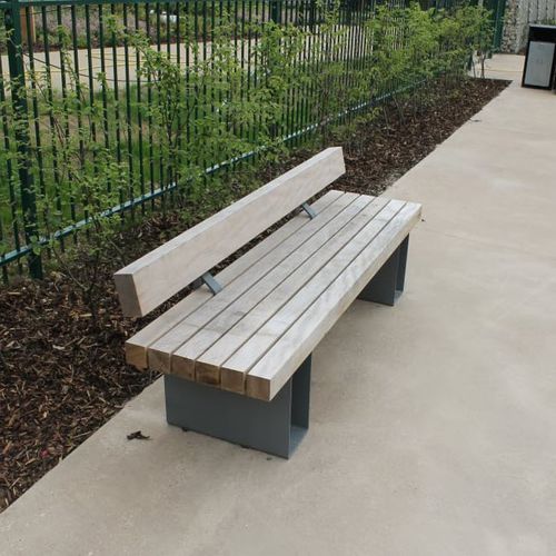Moderne Bank für den öffentlichen Raum - AMBLESIDE STRAIGHT - LOGIC STREET & PARK FURNITURE - Laubholz / galvanisiertem Stahl / mit Rückenlehne