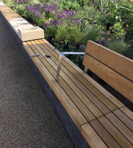 Moderne Bank für den öffentlichen Raum - AMBLESIDE : 1.22321 - LOGIC STREET & PARK FURNITURE - Laubholz / mit Rückenlehne / mit Armlehnen