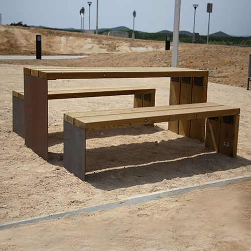 Moderne Tischgarnitur - Woodscape. - Kiefer / COR-TEN®-Stahl / für Außenbereich
