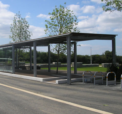 Metall-Buswartehalle - BRISTOL - Woodscape. - Holz