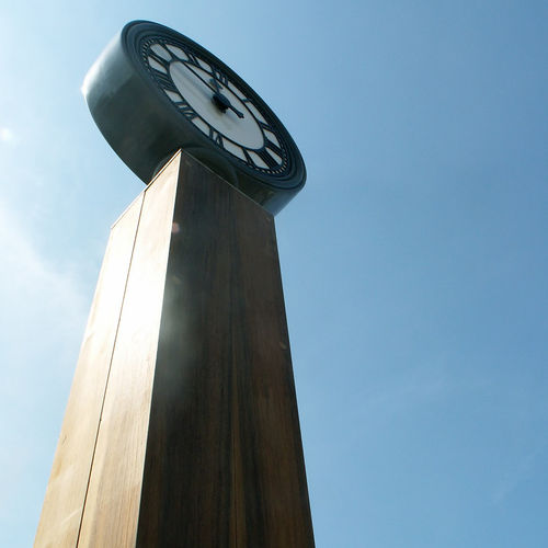 Moderne Uhr - TOWER - Woodscape. - Masten / Analog / für öffentliche Bereiche