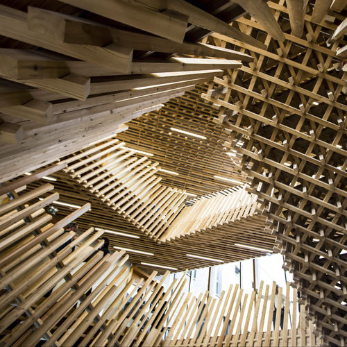 Treppe / abgewinkelte Spindeltreppe - JAPANESE - Métalobil - Holzstufen / mit Holzstruktur / originelles Design