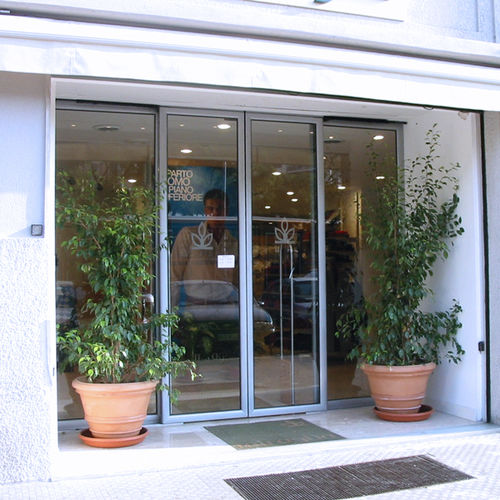 Eingangstür - STORES AND SWOROOMS - Engineering Marketing - Glas / Aluminium / anodisiertes Aluminium