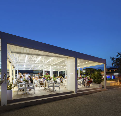 Selbsttragende Pergola - FLOW - MORE SPACE - Aluminium / mit orientierbaren Lamellen / mit Sonnenschutzlamellen