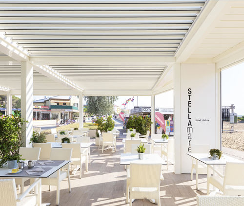 Selbsttragende Pergola - FLOW - MORE SPACE - Aluminium / mit orientierbaren Lamellen / mit Sonnenschutzlamellen
