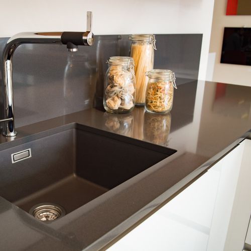 Kunststein-Arbeitsplatte - ESSENTIAL CRYSTAL ANTHRACITE PURE - Technistone a.s. - für Küche / anthrazitfarben / poliert