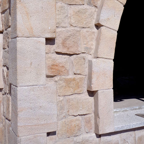 Sandstein-Steinplatte - QUOINS - Areniscas Sierra de la Demanda S.L. - für Fassadenverkleidung / poliert / gebürstet