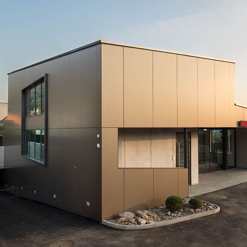 Paneel-Fassadenverkleidung - RAIFFEISENBANK - ALUCOBOND - Aluminium / Verbundwerkstoff / zum Einrasten